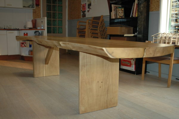 Grote tafel met houten onderstel